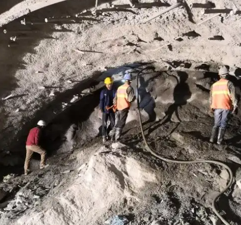 千家镇拱顶带模注浆料的施工流程及注意事项